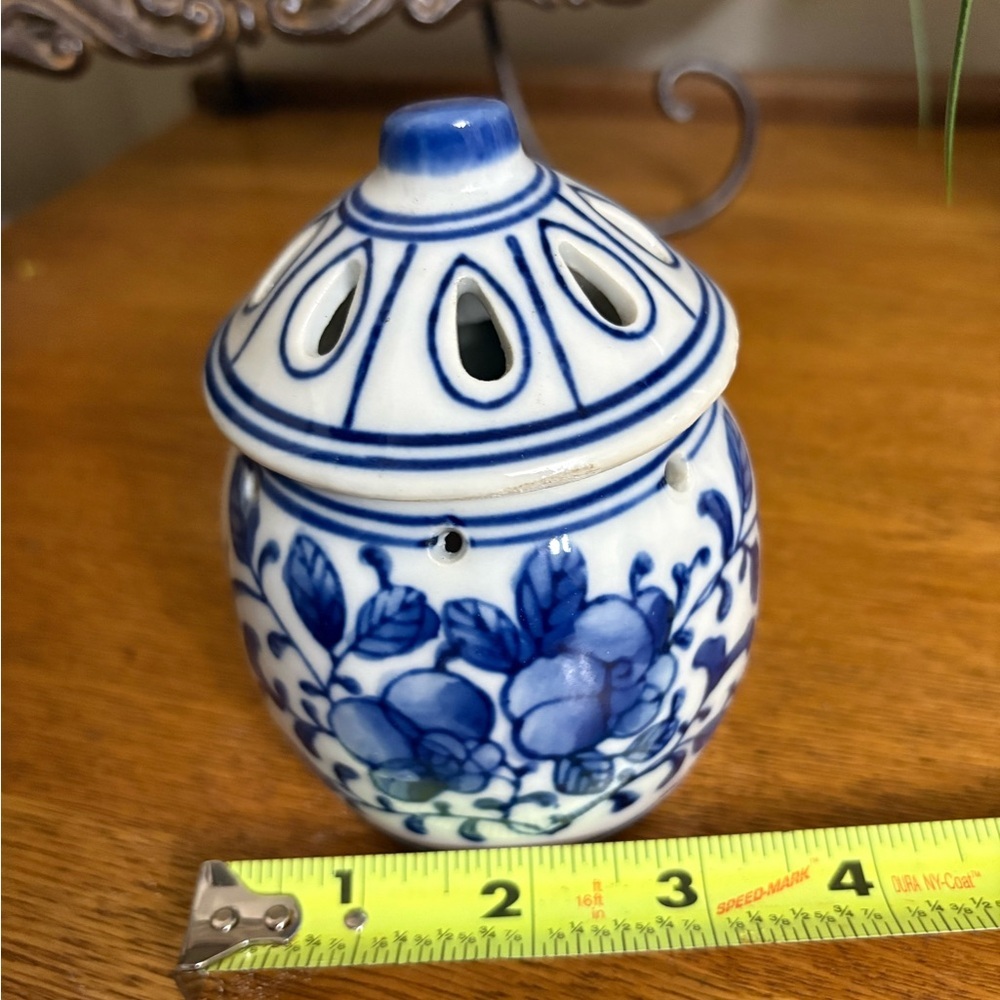 Blue and white porcelain lidded potpourri jar - Picture 6 of 6